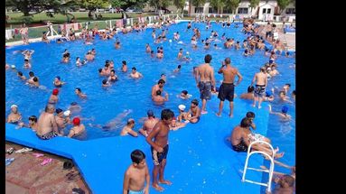 La pileta de Douglas Haig volverá a ser sede en nuestra ciudad para los chicos de las EAV. (ARCHIVO LA OPINION)