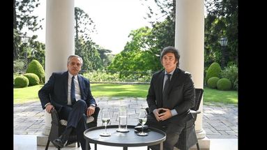 Presidencia difundió la imagen oficial de la reunión, en la que los ve a ambos sentados en una de las galerías que dan al exterior de la quinta presidencial.