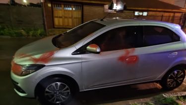 Ataque: La víctima eliminó la pintura de la carrocería y del frente de la vivienda tras los episodios de vandalismos. Ataque: La víctima eliminó la pintura de la carrocería y del frente de la vivienda tras los episodios de vandalismos.