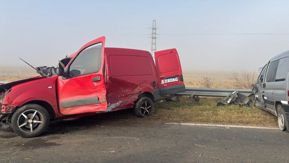 La niebla de la mañana de este martes puede haber incidido en el choque de dos vehículos utilitarios Renault Kangoo en el kilómetro 257 de la ruta 8 entre las localidades de El Arbolito y Mariano H. Alfonzo. La niebla de la mañana de este martes puede haber incidido en el choque de dos vehículos utilitarios Renault Kangoo en el kilómetro 257 de la ruta 8 entre las localidades de El Arbolito y Mariano H. Alfonzo.