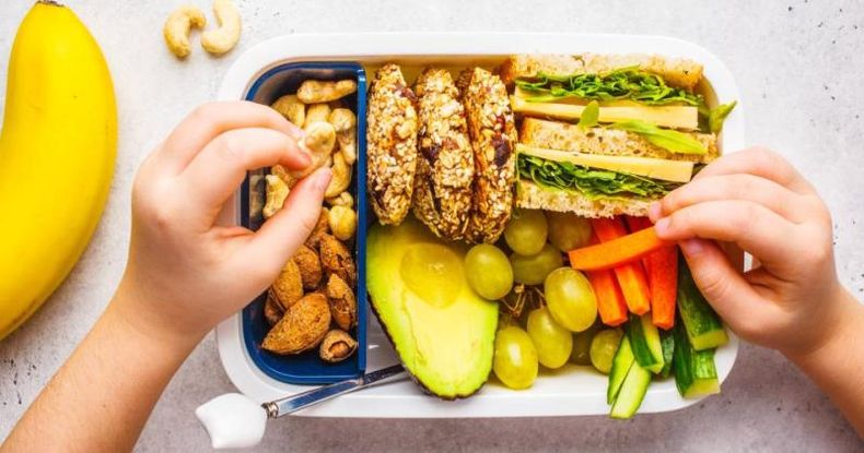 No siempre es fácil encontrar opciones saludables en los kioscos de las escuelas, por lo que llevar snacks nutritivos desde casa es una forma de controlar la ingesta de alimentos recomendados para cada edad