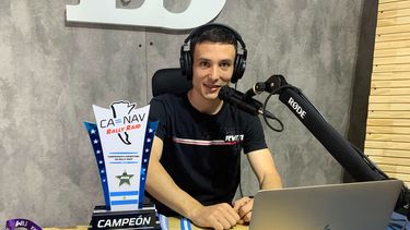 Joaquín Debeljuh Taruselli en el estudio de La Opinión Play con su trofeo y las medallas de campeón.