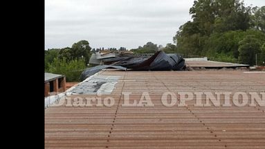 El fuerte viento causó la voladura de un sector del techo de chapa de la escuela Monseñor Scalabrini, en la zona norte de la ciudad. (LA OPINION)
