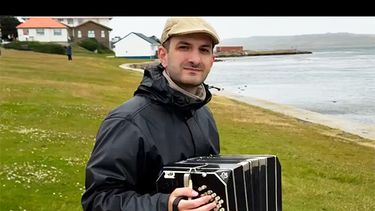 El bandoneonista bahiense Alejandro Pereyra tocó el Himno Nacional Argentino en las Islas Malvinas. El bandoneonista bahiense Alejandro Pereyra tocó el Himno Nacional Argentino en las Islas Malvinas.