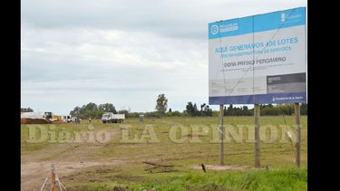 En el predio ubicado en Barrancas del Paraná y Comandante Espora, comenzaron a nivelar el terreno para luego dar paso a la apertura de calles. (LA OPINION)
