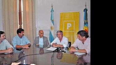 El intendente recibió en el Palacio Municipal a Daniel Salvador y a parte de su equipo de funcionarios. (LA OPINION)