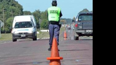 Conozca la documentación exigible para viajar en caso de ser detenido en un control de tránsito.  (INTERNET)