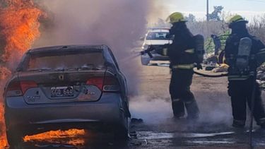 Incendio en Zárate: el fuego consumo por completo el auto en pocos minutos Incendio en Zárate: el fuego consumo por completo el auto en pocos minutos