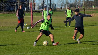 Douglas volvió a entrenar tras la victoria del sábado, con trabajos físicos, duelos y bloques de intermitente. Douglas volvió a entrenar tras la victoria del sábado, con trabajos físicos, duelos y bloques de intermitente.