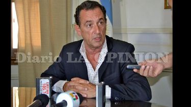 Héctor Cachi Gutiérrez salió al cruce de Fernando Espinoza. (LA OPINION)