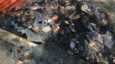 Incendio: Los operarios del servicio de recolección de residuos limpiaron los desperdicios carbonizados. Incendio: Los operarios del servicio de recolección de residuos limpiaron los desperdicios carbonizados.