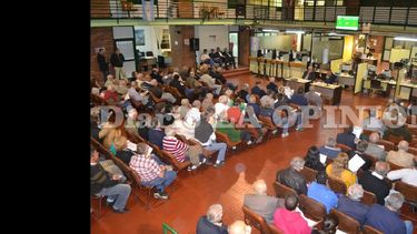 La asamblea contó con una concurrencia récord de delegados. Sufragaron 138 de los 144 que asistieron. (LA OPINION)
