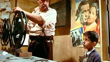 Cinema Paradiso es una profunda declaración de amor al cine y un nostálgico retrato de la Italia de la posguerra. Cinema Paradiso es una profunda declaración de amor al cine y un nostálgico retrato de la Italia de la posguerra.
