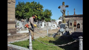 Ayer las cuadrillas municipales estuvieron trabajando en el Cementerio. (LA OPINION)