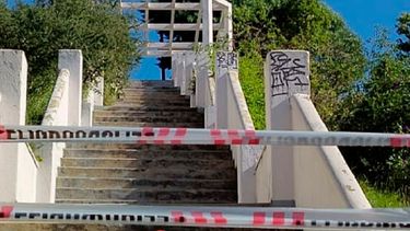 Zarate: escalera de Arríbenos cerrada Zarate: escalera de Arríbenos cerrada