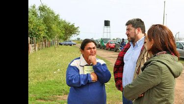 Los funcionarios estuvieron dialogando con los vecinos teniendo en cuenta que la idea es trabajar en conjunto con la gente. (LA OPINION)