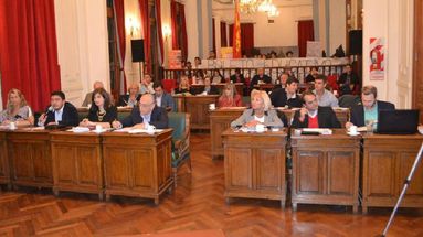 Los concejales, por mayoría simple, votaron un aumento del 20 por ciento. (LA OPINION)