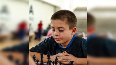 Concentración en el tablero: Tomás Casquero durante una de sus partidas Villa Carlos Paz.