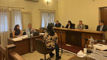 En la sala de audiencias declararon los familiares divididos entre los que brindaron testimonios en favor de la víctima y quienes lo hicieron para beneficiar a los acusados. En la sala de audiencias declararon los familiares divididos entre los que brindaron testimonios en favor de la víctima y quienes lo hicieron para beneficiar a los acusados.