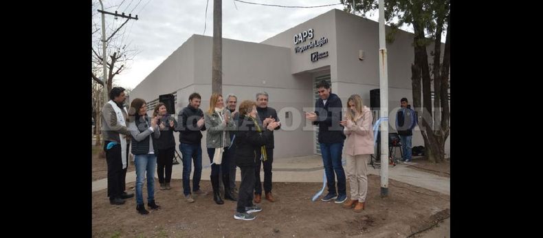 Manuel Mosca participó del corte de cintas.  Junto a Javier Martínez dejaron abiertas las puertas del nuevo Centro de Atención Primaria de la Salud. (LA OPINION)