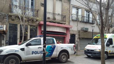 Los vecinos alertaron al servicio de emergencias 911 y se desplegó la Policía del Comando de Patrulla y una ambulancia de Same constataron el fallecimiento de la víctima en el interior de la casa.