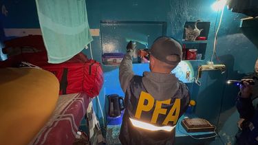 El allanamiento en la Unidad Penal 13 de Junín, donde había presos investigados por estafas a través de Facebook. El allanamiento en la Unidad Penal 13 de Junín, donde había presos investigados por estafas a través de Facebook.