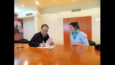 Gustavo Bevacqua y Macarena Forneri, durante la firma. (LA OPINION)