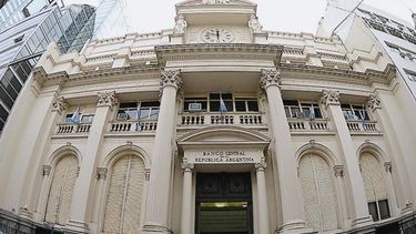En medio de la incertidumbre que experimentan los mercados tras los buenos resultados de Javier Milei, el Banco Central tomó la decisión de devaluar 22% la moneda oficial.