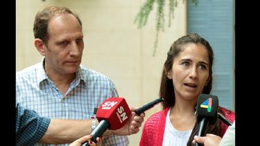 Julio Adrover y Guadalupe Carrera brindaron precisiones con respecto al curso de manipulación de alimentos. (LA OPINION)