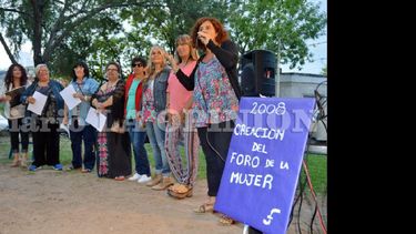 Las integrantes del Foro de las Mujeres recordaron sus 8 años de labor en pos de alcanzar la igualdad de género. Numerosas personas participaron del acto realizado en el puente. (LA OPINION)