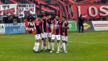 El Rojinegro se reencontró con la victoria y festejó junto a sus hinchas. El Rojinegro se reencontró con la victoria y festejó junto a sus hinchas.
