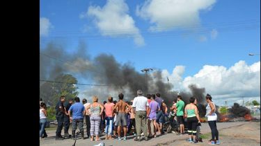 Realizaron una protesta y cortaron el tránsito en avenida Drago y las vías del Ferrocarril General Belgrano. (LA OPINION)