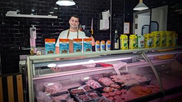 Sebastián Valente, el joven carnicero de 28 años que apuesta todo su futuro a un emprendimiento comercial en España junto a su hermano.