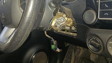 Los delincuentes rompieron el tambor e intentaron poner en marcha la camioneta uniendo los cables sin lograrlo por la existencia de un dispositivo anti robo. Los delincuentes rompieron el tambor e intentaron poner en marcha la camioneta uniendo los cables sin lograrlo por la existencia de un dispositivo anti robo.