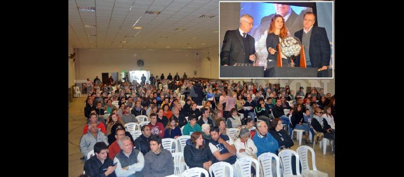 Exactamente 508 familias participaron del acto en que fueron sorteados 406 terrenos. El procedimiento fue fiscalizado por el escribano Alberto Fernández. (LA OPINION)