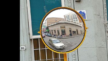 Desde la dependencia local se trabaja para avanzar sobre la colocación de espejos, según explicó Walter Satuf.  (LA OPINION)