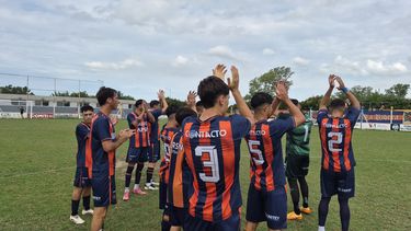 Regatas quiere seguir avanzando en el Torneo Regional Federal Amateur. Esta tarde, a partir de las 17.30, chocará ante Unidos de Olmos (Liga Platense) en el partido de ida por los cuartos de final de la Región Pampeana Norte. Regatas quiere seguir avanzando en el Torneo Regional Federal Amateur. Esta tarde, a partir de las 17.30, chocará ante Unidos de Olmos (Liga Platense) en el partido de ida por los cuartos de final de la Región Pampeana Norte.