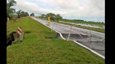 La ruta se había hundido tras la abundante lluvia entre el domingo y el lunes.  (INTERNET)
