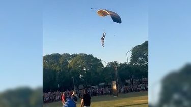 El paracaidista que hacía de uno de los tres Reyes Magos tuvo mucha pericia en hacer impactar su cuerpo contra el suelo antes de golpear al público que presenciaba el espectáculo. El paracaidista que hacía de uno de los tres Reyes Magos tuvo mucha pericia en hacer impactar su cuerpo contra el suelo antes de golpear al público que presenciaba el espectáculo.