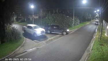 La pick up blanca robada y la gris de los ladrones. La pick up blanca robada y la gris de los ladrones.