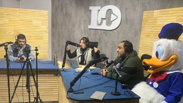 Carolina Yacobone flanqueada por Axel Toledo y Diego Morello en el estudio de La Opinión Play.