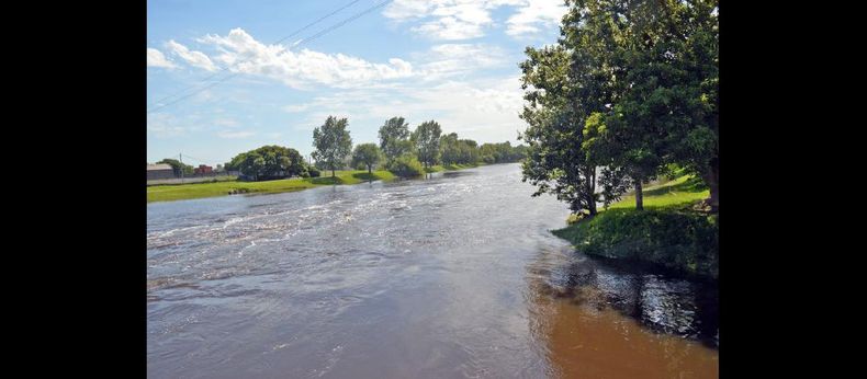 Afortunadamente el nivel del Arroyo continuó bajando ayer llevando tranquilidad a los vecinos que viven en sus inmediaciones.  (LA OPINION)