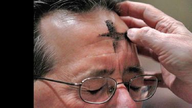 Las cenizas son colocadas sobre la frente de los fieles, como signo de la caducidad de la condición humana. (INTERNET)