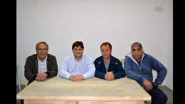 Un grupo del Vecinalismo, junto al candidato Lisandro Bormioli. (PRENSA FRENTE PARA LA VICTORIA)