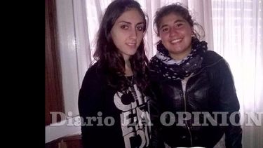 Juliana Salaberría y Carolina Nerea Bosque en plan de recaudar fondos para la operación de la primera. (LA OPINION)