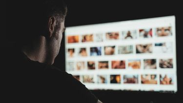 La mujer encontró al marido mirando pornografía y reconoció a la hija como la víctima de abusos sexuales perpetrados por ese sujeto. La mujer encontró al marido mirando pornografía y reconoció a la hija como la víctima de abusos sexuales perpetrados por ese sujeto.