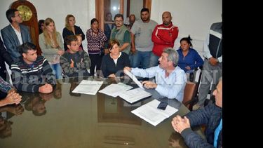 El viernes el intendente tras hablar con los manifestantes, recibió a varios socios de la Celp en el Despacho Oval. (LA OPINION)