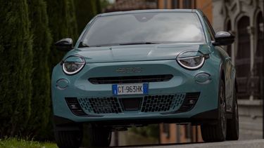 El nuevo modelo del Fiat 600 Hybrid puede funcionar hasta 30 kilómetros en modo eléctrico, para luego pasar automáticamente a nafta.