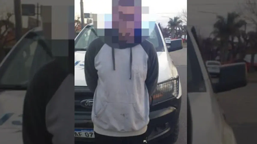 Joven de 27 años detenido en zona sur de San Nicolás, presentando pedido de captura. Joven de 27 años detenido en zona sur de San Nicolás, presentando pedido de captura.