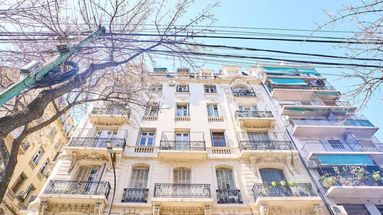 El edificio de Sarandí 140 no solo es un ejemplo destacado de la arquitectura academicista, sino también un testimonio del esplendor de Buenos Aires en los albores del siglo XX.